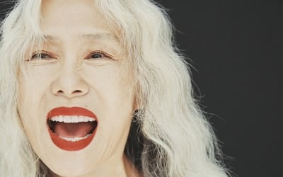 '69세' 예수정, 관리 비결 뭐길래…파격 스모키 메이크업 찰떡 소화 [화보]