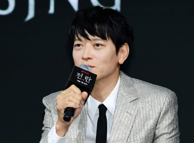 Kang Dong-won Takes on First Servant Role in Netflix Film 'Uprising'