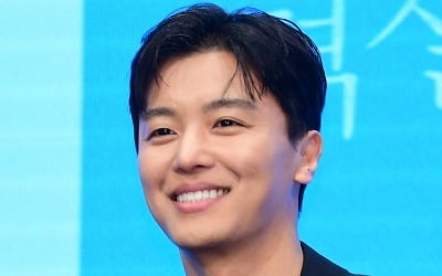 Actor Yeon Woo-jin Opens Up About Marriage and Career Reflections at 40