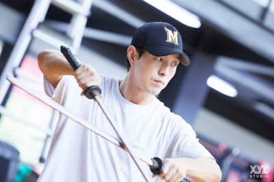 Behind-the-Scenes Look at Actor Jung Sung-il's Intense Dual-Sword Action Practice for Netflix Film 'Jeon, Ran'