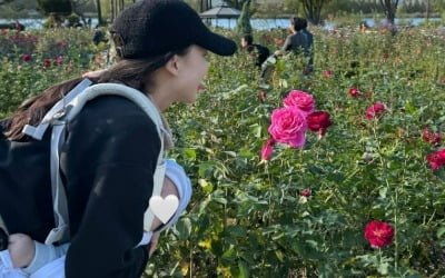 손연재, 외출할 때 포대기 패션 어울리는 애엄마…아들과 떨어질 생각 없네