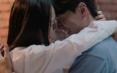 Emotional Reunion: Shin Hye-sun and Lee Jin-wook's Tearful Kiss in 'To My Harry'