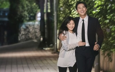 정유미, 주지훈 허리 꼭 껴안고 '활짝'…"미운데 좋고 보기 싫은데 보고 싶어" ('사외다')