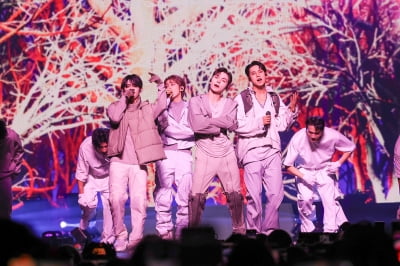 SEVENTEEN Paints New York with Their Unique Colors: A Spectacular Show and Fan Events