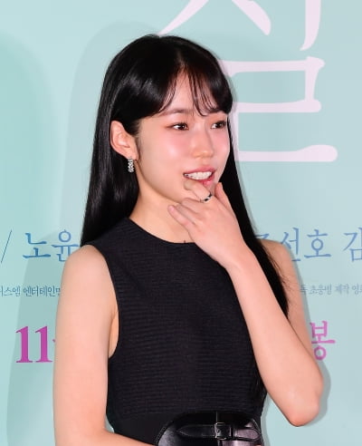 Actress Roh Yoon-seo, A heart-fluttering flower smile...a pure actor