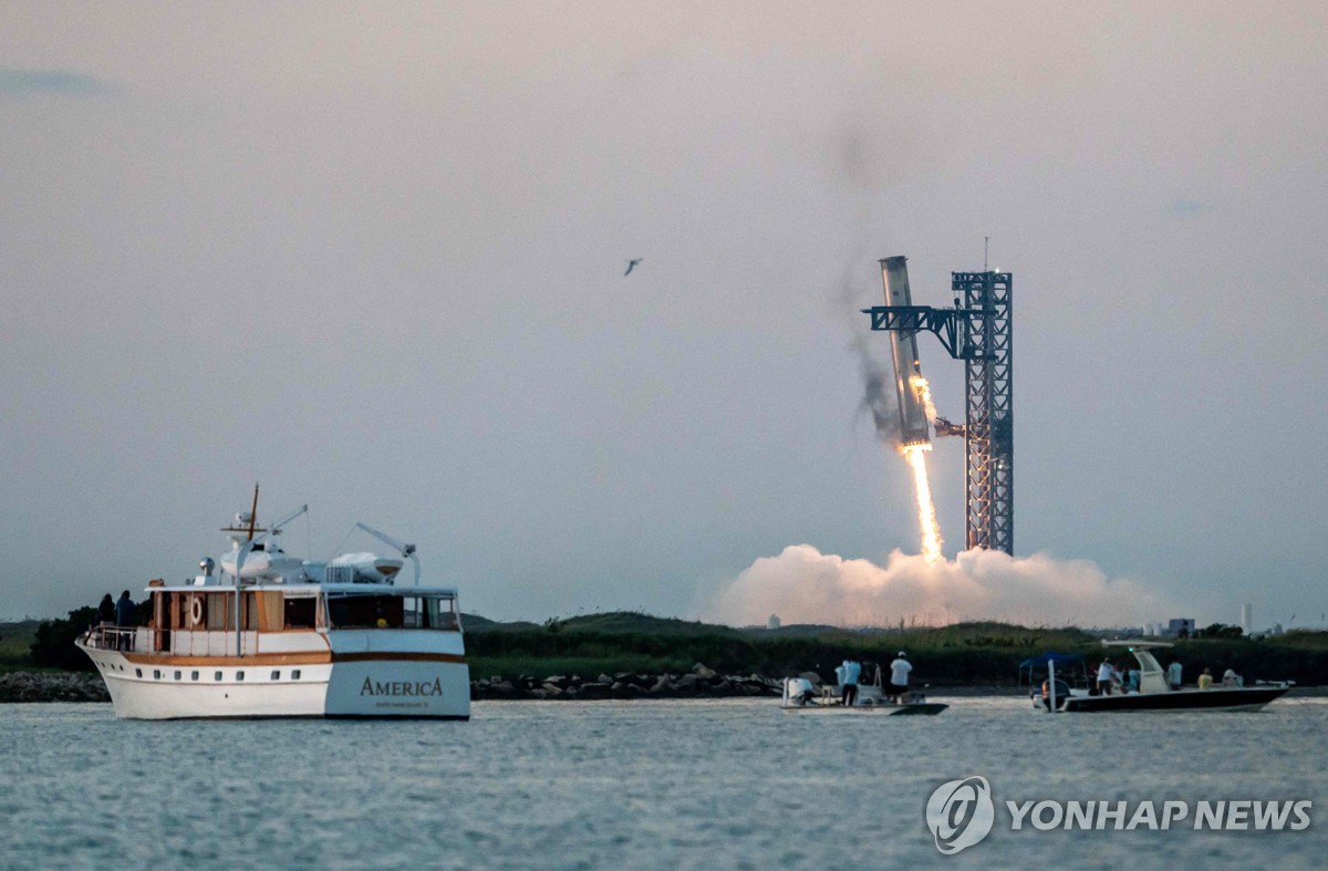 발사후 돌아와 '젓가락 팔'에 안긴 71ｍ 로켓…"우주에 새 역사"