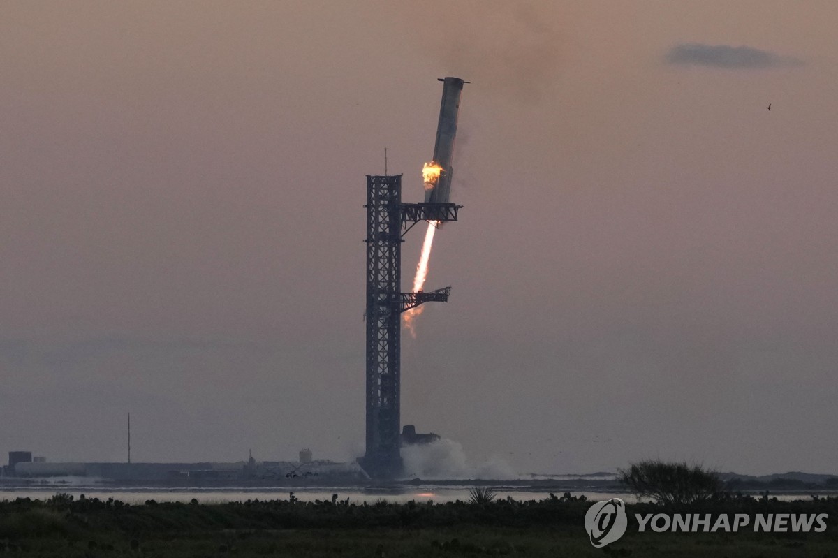 발사후 돌아와 '젓가락 팔'에 안긴 71ｍ 로켓…"우주에 새 역사"