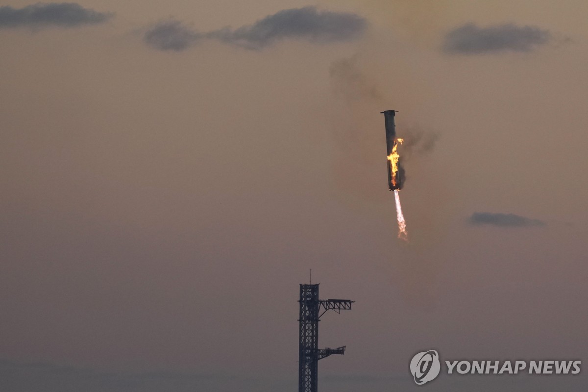 발사후 돌아와 '젓가락 팔'에 안긴 71ｍ 로켓…"우주에 새 역사"