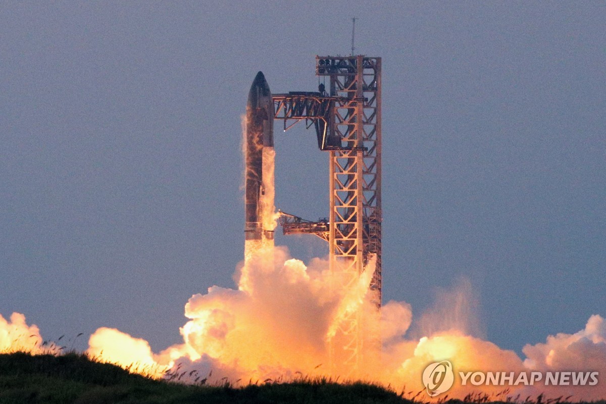 발사후 돌아와 '젓가락 팔'에 안긴 71ｍ 로켓…"우주에 새 역사"