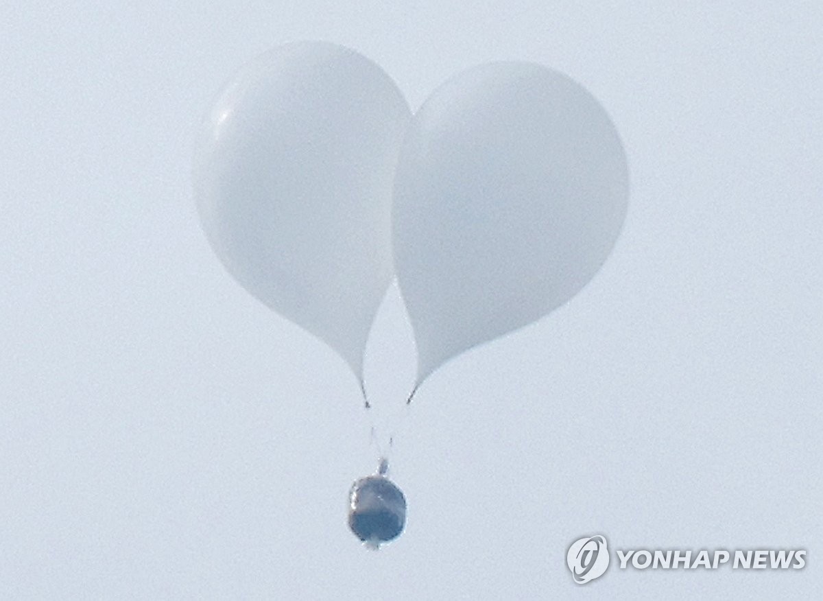 북, 쓰레기 풍선 20여개 부양…철원서 낙하물 10여개 확인