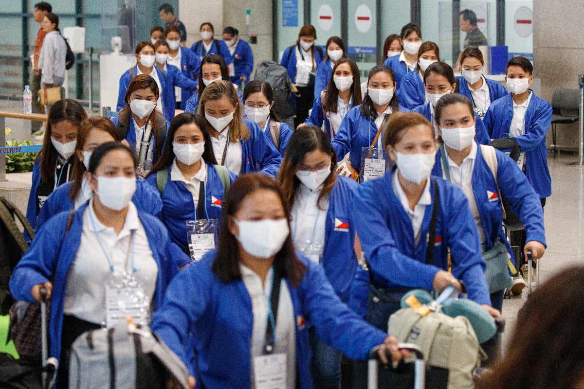 외국인 가사관리사 시범사업에 참여할 필리핀 노동자들이 8월 6일 인천국제공항을 통해 입국하고 있다.  /사진=연합뉴스