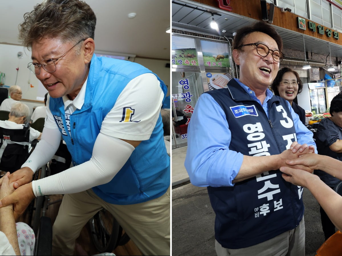 전남 영광군 영광읍에서 10·16 영광군수 재선거에 출마하는 더불어민주당 장세일 후보(왼쪽)와 조국혁신당 장현 후보(오른쪽)가 유권자들과 인사하고 있다.  / 사진=연합뉴스