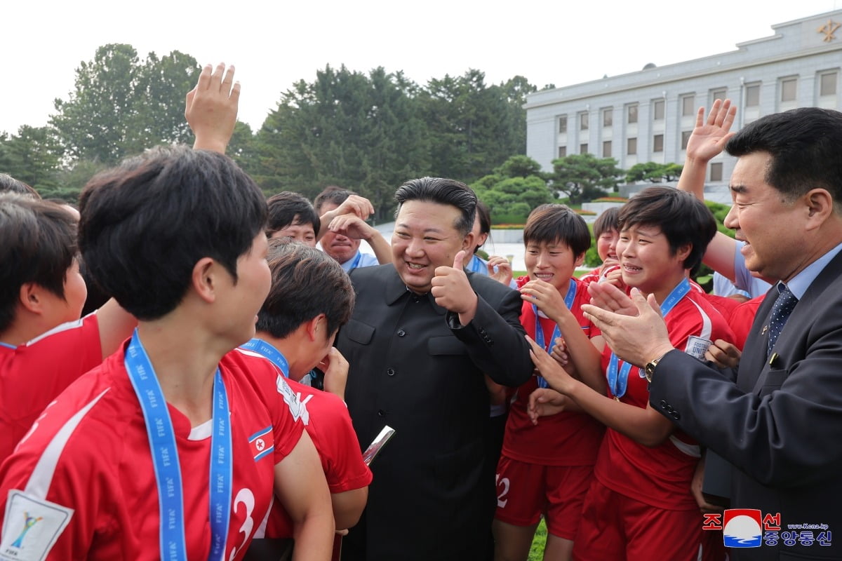 북한 김정은 국무위원장이 지난 30일 2024년 국제축구연맹(FIFA) 20살 이하 여자 월드컵에서 승리를 거둔 축구대표팀 선수들을 만나 격려했다고 조선중앙통신이 1일 보도했다./사진=연합뉴스