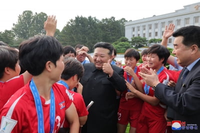 김정은, 여자축구팀에 "고무적 경사"…선수들은 울음바다