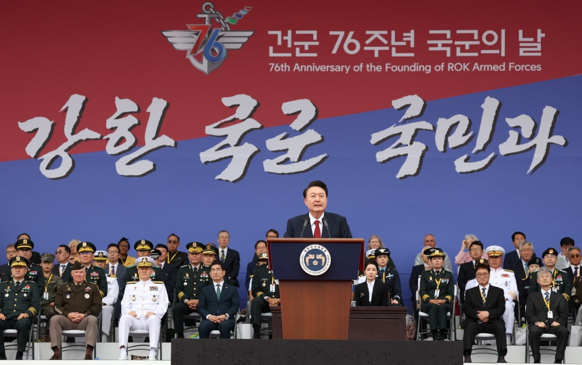 윤석열 대통령이 1일 성남 서울공항에서 열린 건군 76주년 국군의날 기념식에서 기념사를 하고 있다./사진=연합뉴스