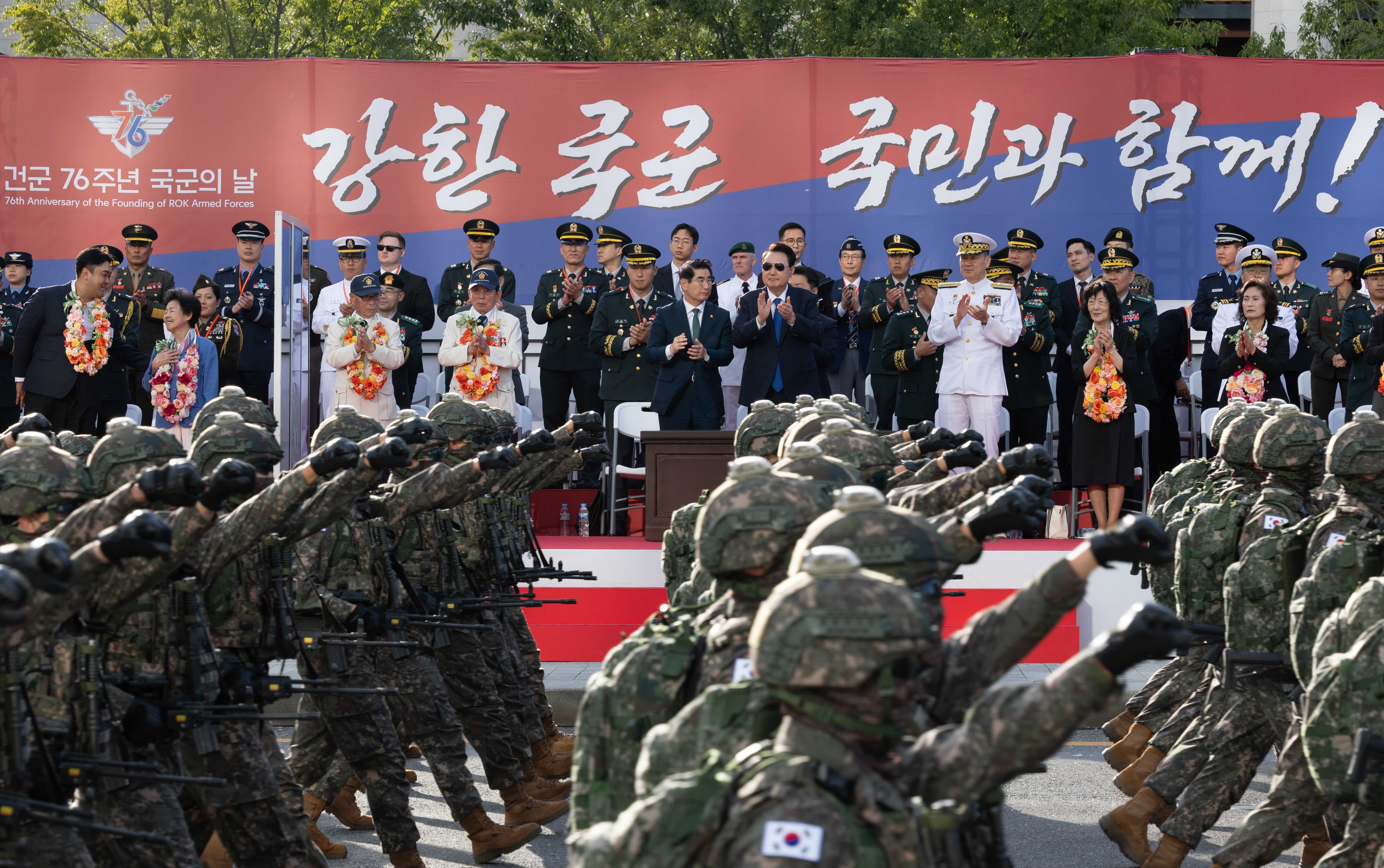 윤석열 대통령이 1일 서울 광화문 광장 관람 무대에서 건군 76주년 국군의날 시가행진을 지켜보고 있다.  [대통령실 제공]