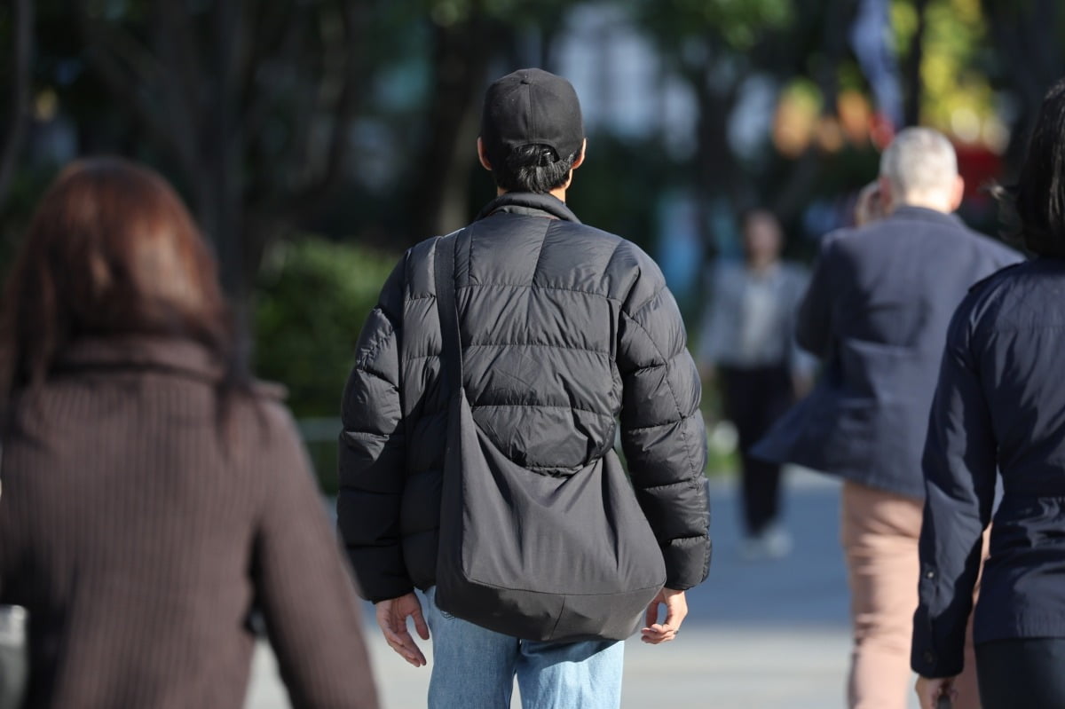 10월에 들어서면서 쌀쌀한 날씨를 보이자 서울 종로구 광화문네거리에서 패딩을 입은 시민이 발걸음을 옮기고 있다. 사진=연합뉴스