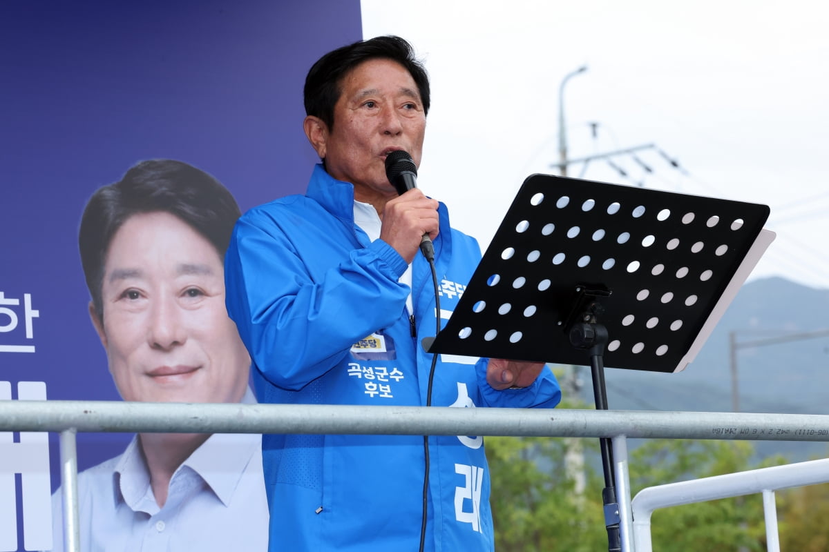 10·16 재보궐코인 카지노 사이트 공식 코인 카지노 사이트운동이 시작한 3일 오전 전남 곡성군 곡성읍 전통시장에서 곡성군수 재코인 카지노 사이트에 출마한 더불어민주당 조상래 후보가 유세하고 있다. / 사진=연합뉴스