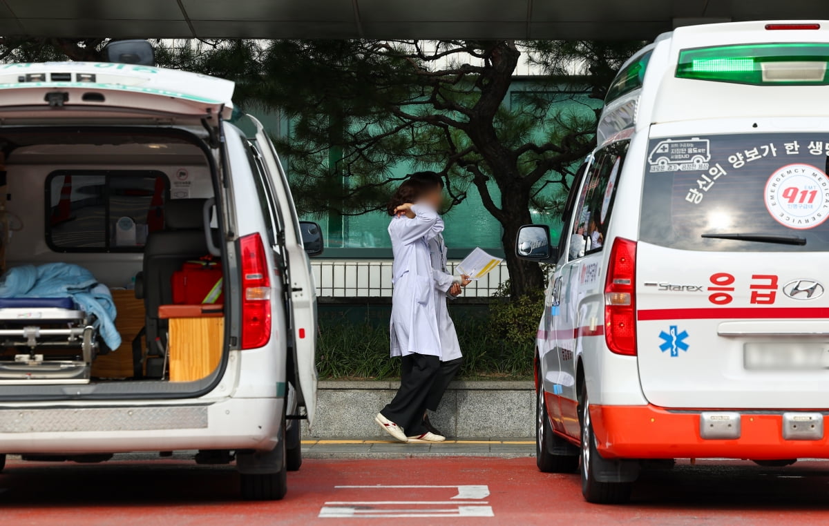 7일 오전 서울 시내 한 대형병원에서 의료진이 응급실 앞을 지나고 있다. /사진=연합뉴스