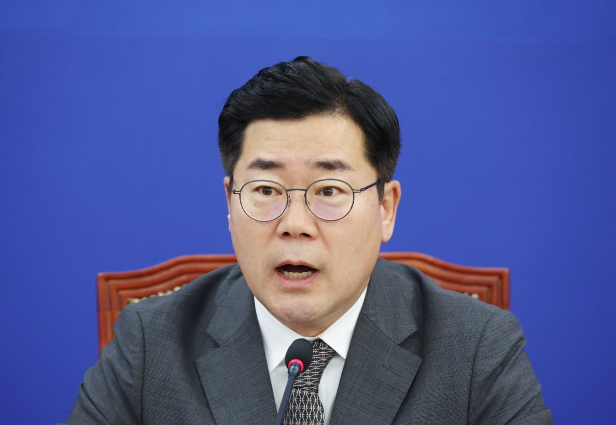 더불어민주당 박찬대 원내대표가 10일 국회에서 열린 국정감사 대책회의에서 발언하고 있다. / 사진=연합카지노 로얄