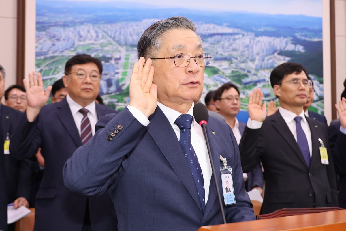 국회 국토교통위원회의 국정감사에서 이한준 한국토지주택공사(LH) 사장이 증인 선서를 하고 있다. 사진=연합뉴스