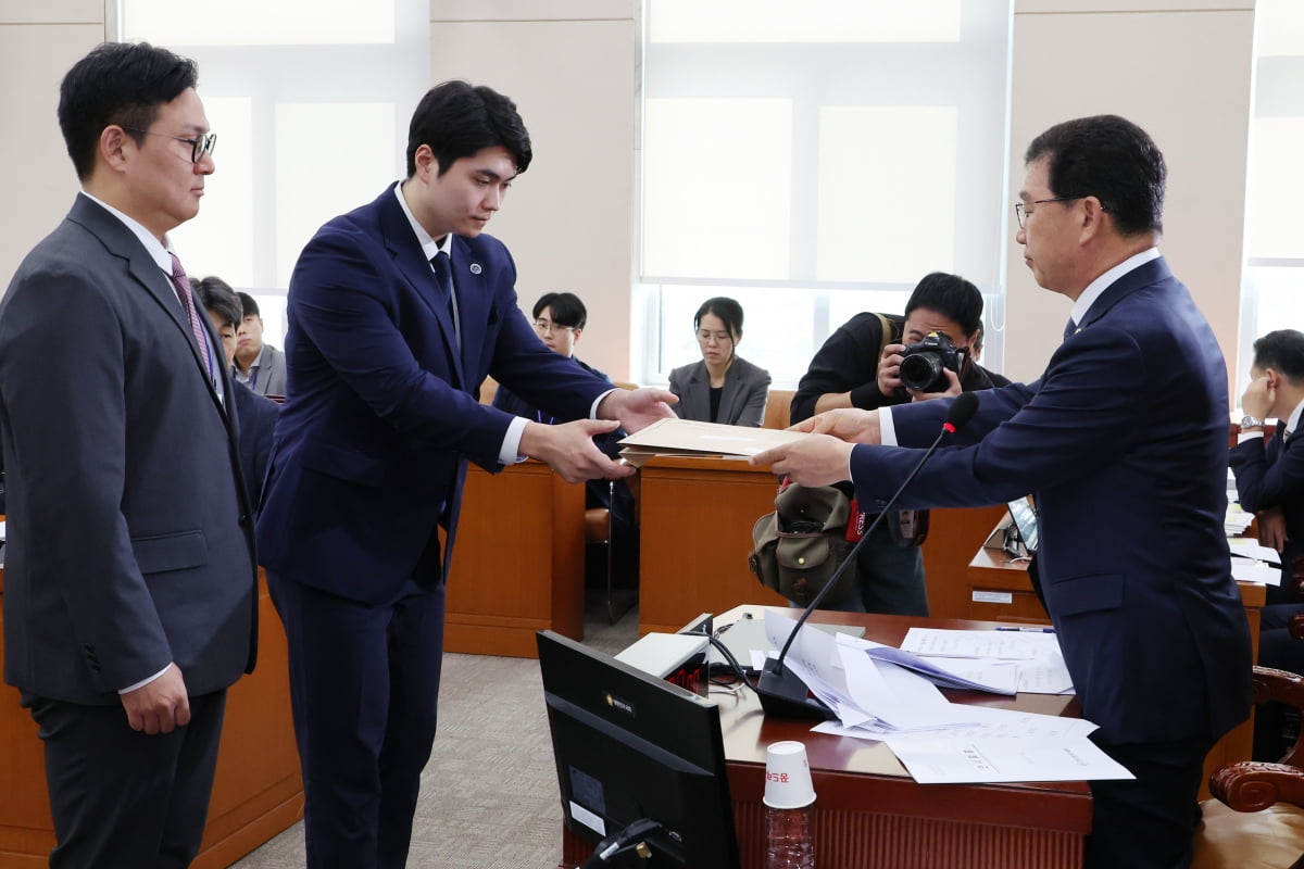 10일 오전 서울 여의도 국회에서 열린 행정안전위원회의 전체회의에서 신정훈 위원장이 명태균 씨와 김영선 전 국민의힘 의원에 대한 동행명령장을 경위에게 전달하고 있다. 사진=연합뉴스