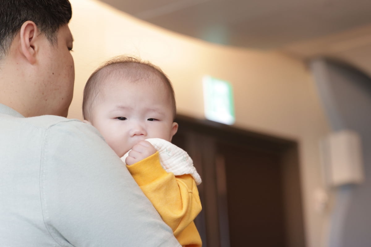 지난 10일 '임산부의 날'을 맞아 경기도 고양시 일산차병원에서 아기를 안은 아빠가 임신과 출산 특강을 듣고 있다. /사진=연합뉴스