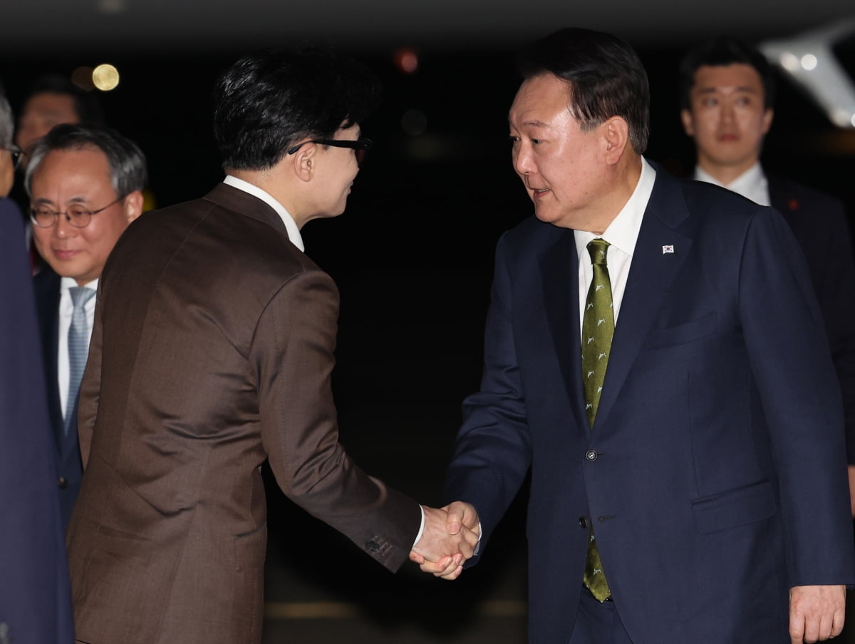 윤석열 대통령이 지난 11일 성남 서울공항에서 필리핀, 싱가포르 국빈 방문 및 라오스 아세안 정상회의를 마치고 귀국하며 마중 나온 국민의힘 한동훈 대표와 악수하고 있다. 사진=연합카지노 차무식