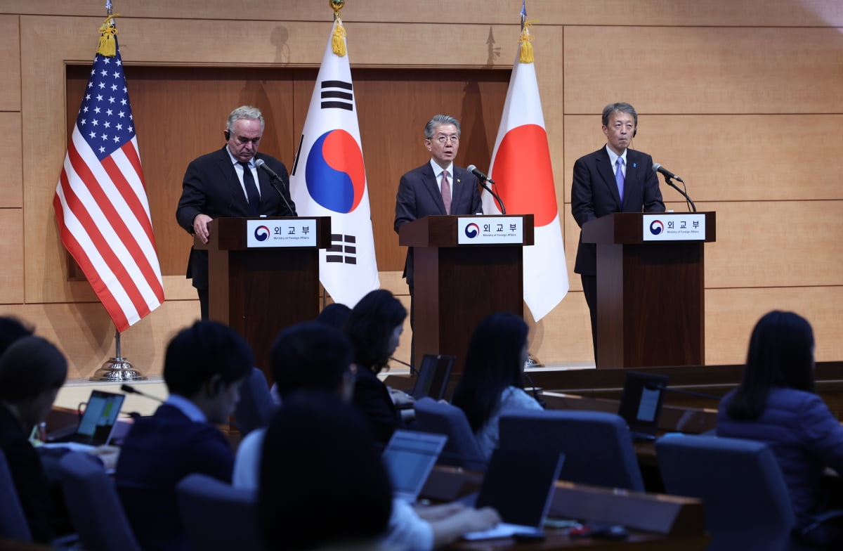 김홍균 외교부 1카지노 양상수, 커트 캠벨 미 국무부 부장관, 오카노 마사타카 일 외무성 사무카지노 양상수이 16일 오후 정부서울청사에서 제14차 한미일 외교카지노 양상수협의회를 마친 후 합동 기자회견을 하고 있다. 왼쪽부터 커트 캠벨 미 국무부 부장관, 김홍균 카지노 양상수, 오카노 마사타카 일외무성 사무카지노 양상수. /사진=연합뉴스