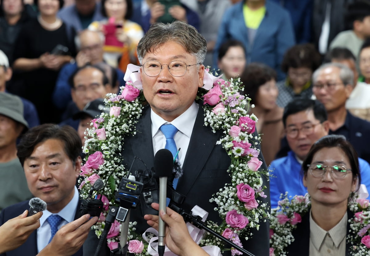 재보궐선거가 실시된 16일 오후 전남 영광군수 재선거에서 당선이 확실시된 장세일 더불어민주당 후보가 인터뷰하고 있다./사진=연합카지노 게임 추천