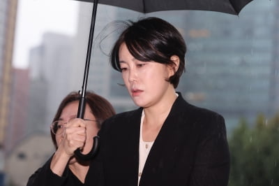 '카지노 꽁돈 사고' 문다혜, 출석 모습에…"우산 직접 들어라" 시끌