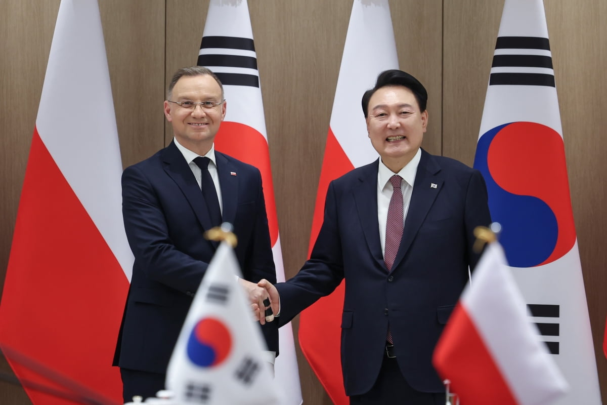 윤석열 대통령이 24일 서울 용산 대통령실에서 안제이 두다 폴란드 대통령과 악수하며 기념 촬영을 하고 있다. 사진=연합뉴스