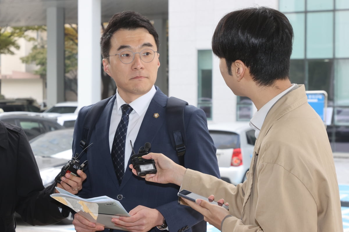 거액의 가상자산(코인)을 숨기고 허위재산신고 의혹으로 위계공무집행방해 혐의로 기소된 더불어민주당 김남국 전 의원이 28일 서울 양천구 서울남부지방법원에서 열린 첫 공판에 출석하며 취재진 질문에 답하고 있다. / 사진=연합뉴스