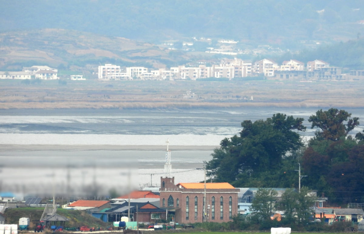 29일 인천 강화군 교동도에서 바라본 북한 황해도 연백군이 강화군 교동도 인사리 마을 너머로 보인다. 사진=연합뉴스