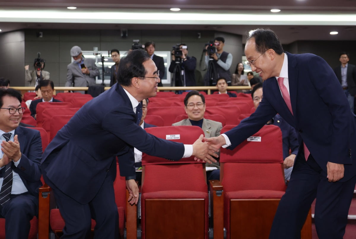 국민의힘 추경호 원내대표(오른쪽)와 더불어민주당 박홍근 의원이 30일 국회 의원회관에서 '초저출생 예산, 어디에 쓰고 어떻게 마련할까'를 주최로 열린 여야 공동토론회에서 인사를 하고 있다. 연합뉴스