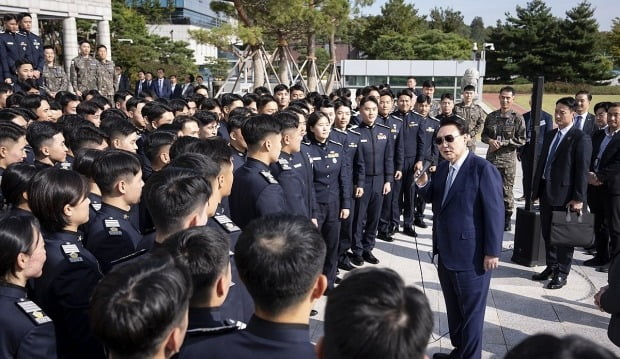 "너무 든든해" 윤 대통령의 '깜짝 격려'…누가 방문했길래