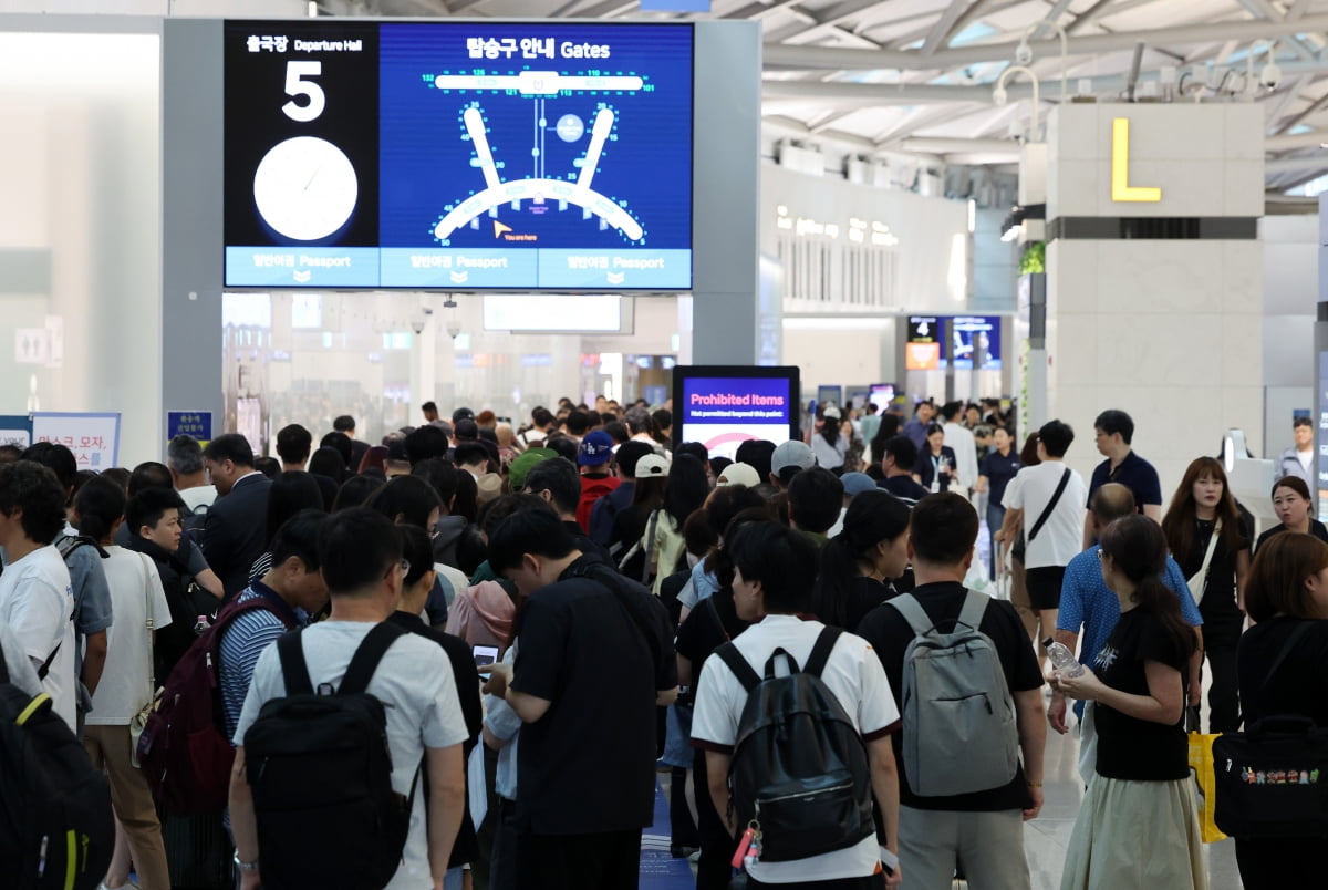 인천국제공항 1터미널 출국장이 해외 여행을 떠나려는 여행객들로 붐비고 있다. 사진=뉴스1