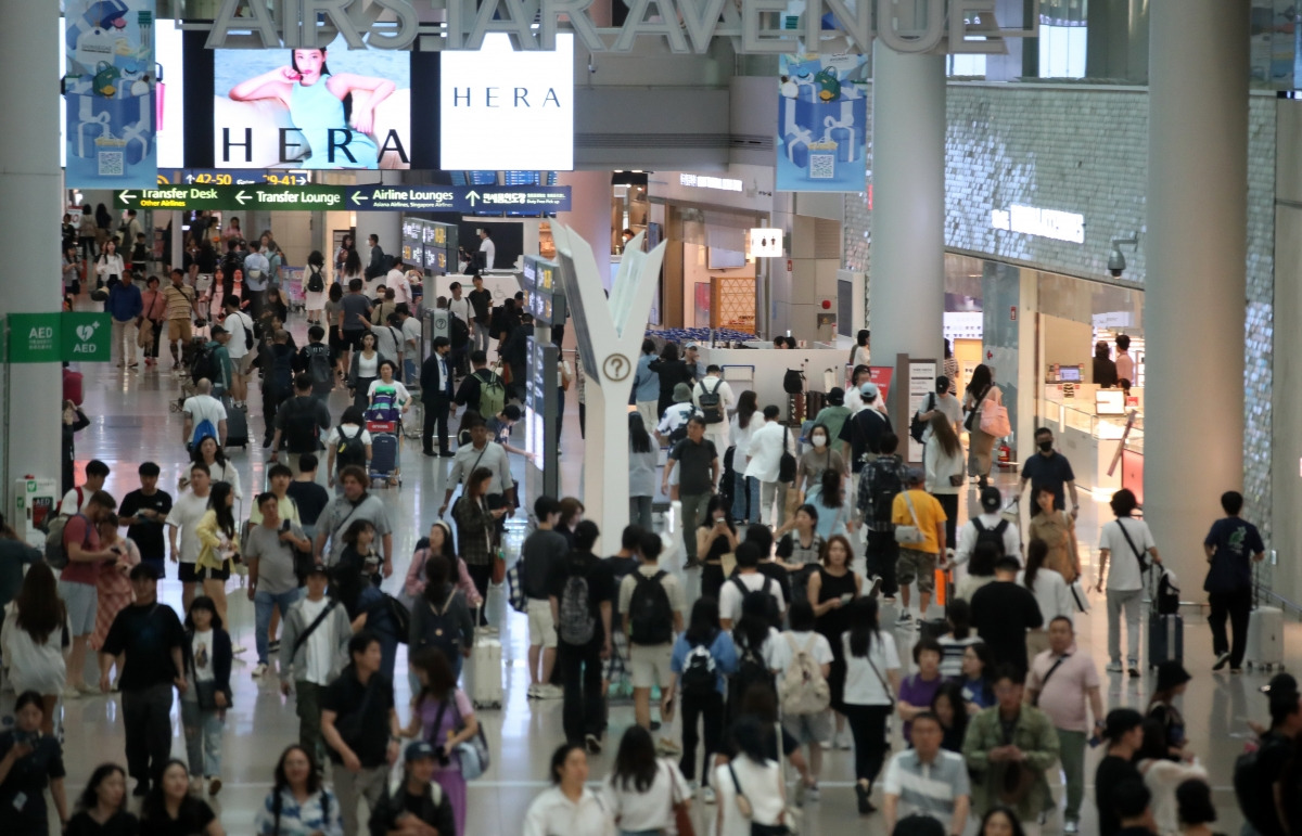 인천국제공항 면세구역이 이용객들로 북적이고 있다.  /사진=뉴스1