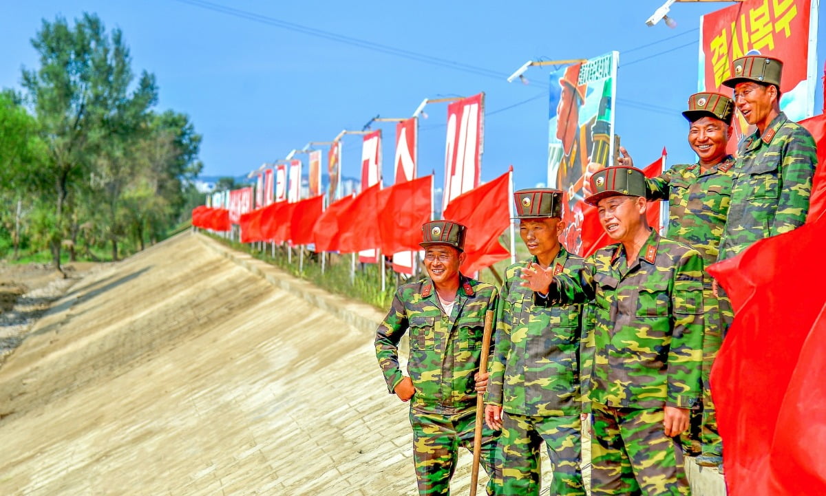 평안북도 수해 복구 현장에 동원된 인민군 군인들이 제방공사를 하는 모습. /사진=노동신문