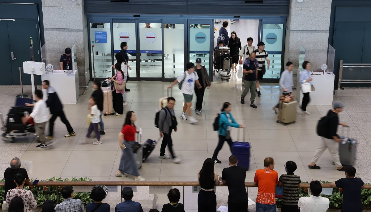 여행객들이 인천국제공항 제1터미널 입국장을 빠져나가고 있다.  사진=뉴스1