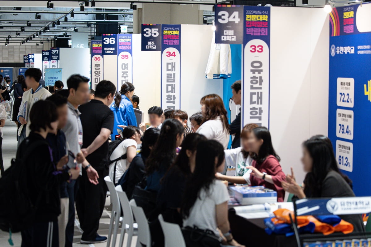 지난달 20일 오전 서울 강남구 코엑스에서 열린 2025학년도 수시 전문대학 입학정보박람회를 찾은 수험생과 학부모들이 입시 상담을 받고 있다. /사진=뉴스1