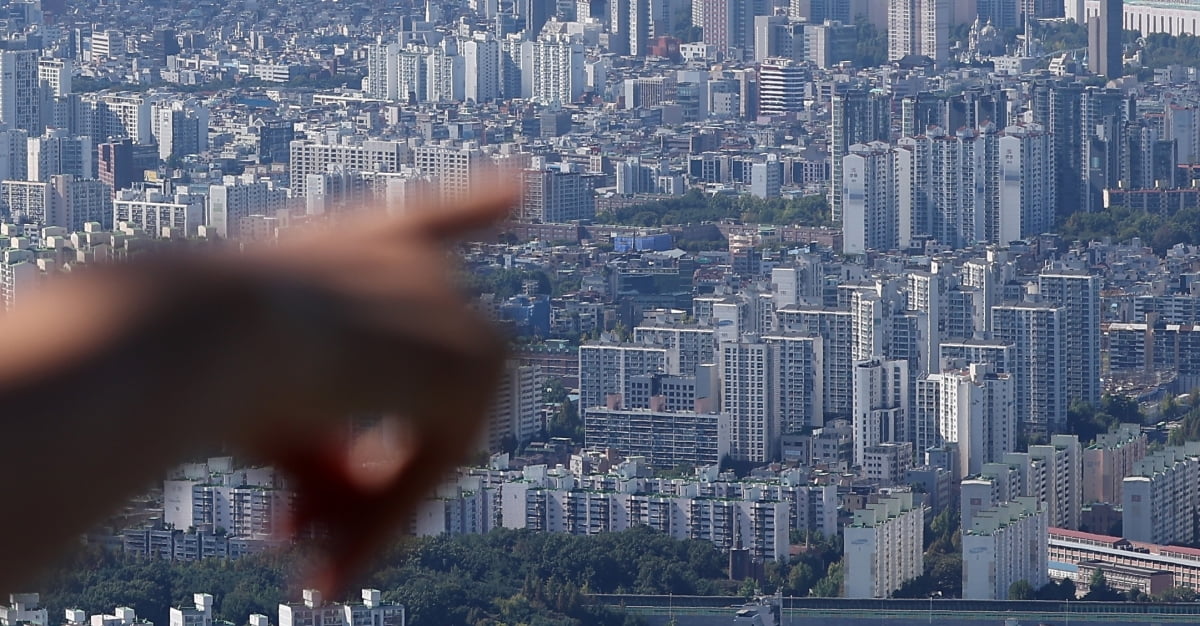 경기 광주시 남한산성에서 바라본 서울 강남 아파트 단지 모습. 사진=뉴스1