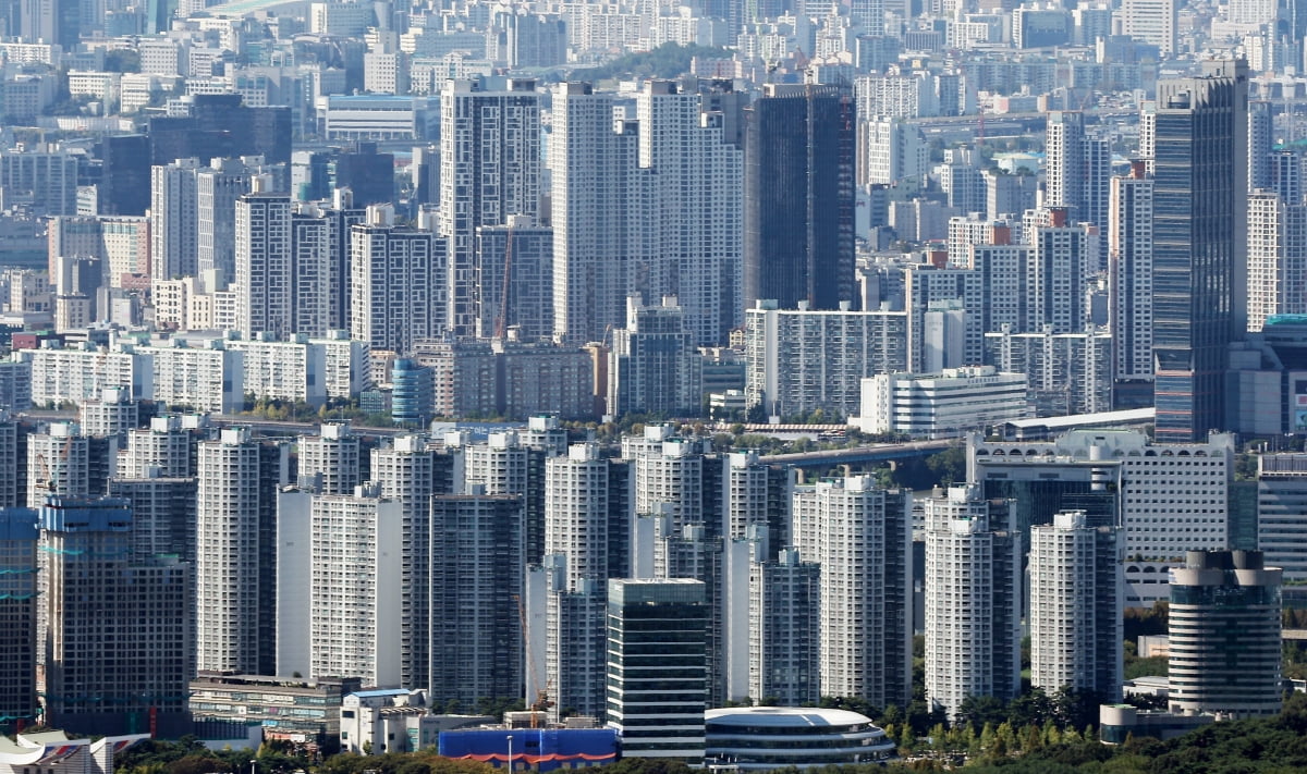 경기 광주시 남한산성에서 바라본 서울 아파트 단지 모습. 사진=뉴스1