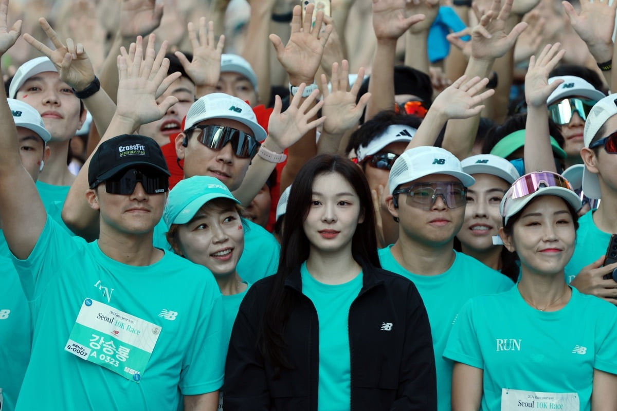 지난달 29일 오전 서울 영등포구 여의도공원 문화의마당에서 열린 2024 뉴발란스 마라톤 런 유어 웨이(Run Your Way)에서 뉴발란스 우먼스 뮤즈 김연아가 참가자들과 함께 출발선에서 기념 촬영을 하고 있다.  /사진=뉴스1