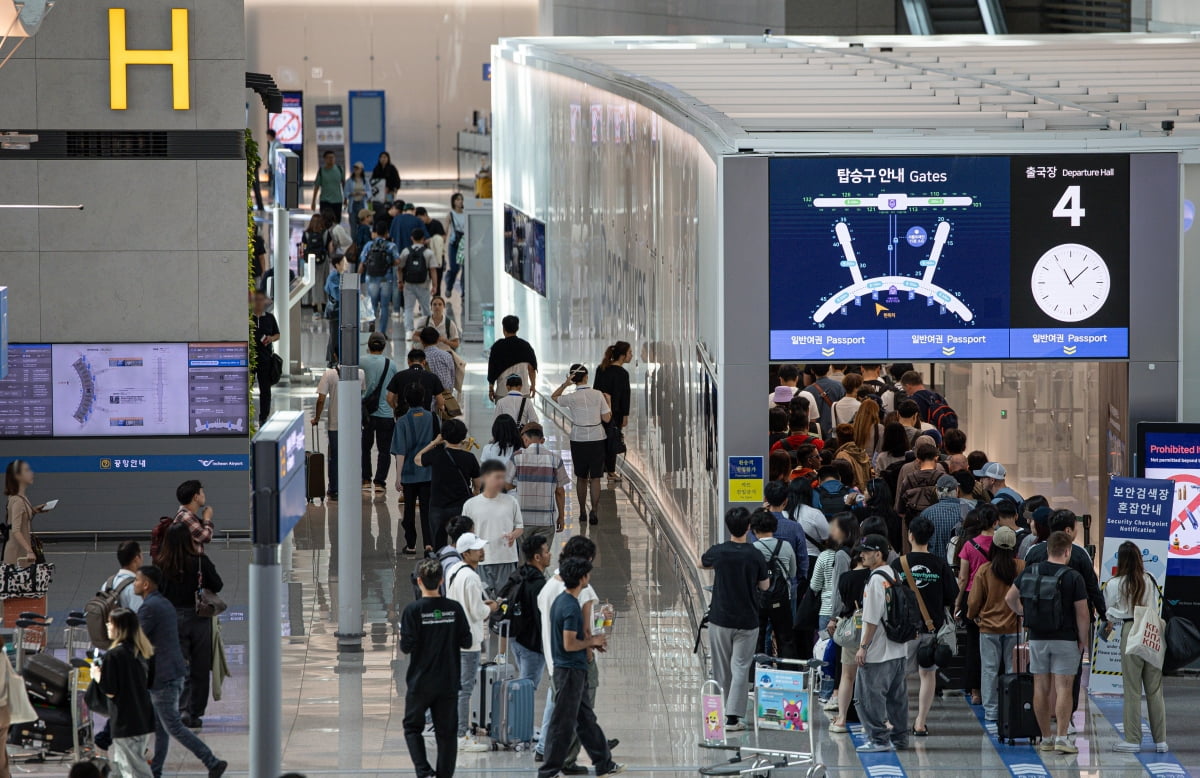 인천국제공항 출국장이 여행객들로 붐비고 있다. 사진=뉴스1