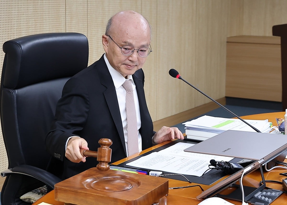 안창호 국가카지노 입플원회 위원장이 30일 오후 서울 중구 삼일대로 국가카지노 입플원회 전원회의실에서 열리는 2024년 제17차 전원위원회에 참석해 의사봉을 두드리고 있다/사진=뉴스1