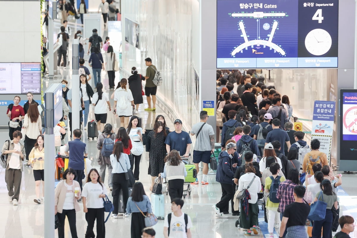 인천국제공항 출국장이 여행객들로 붐비고 있다.  /사진=뉴스1