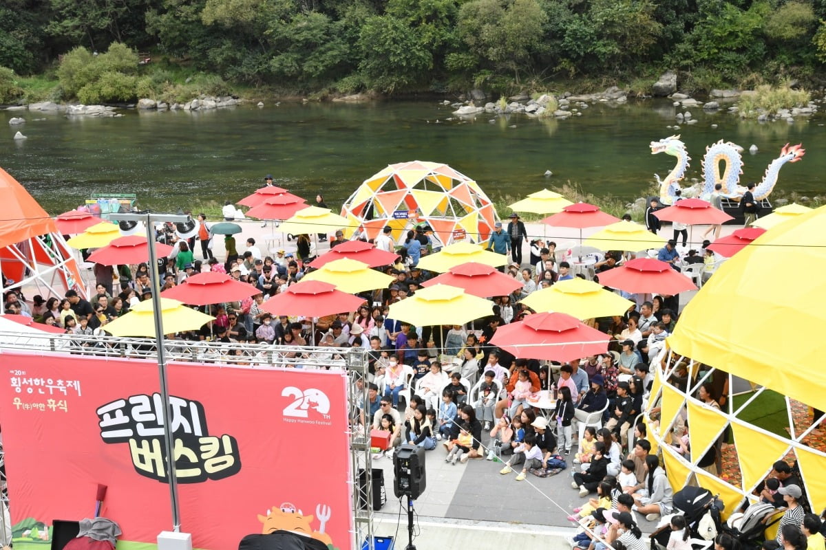 제 20회 강원 횡성한우축제 개막 이틀째인 지난 3일 횡성군 섬강 둔치에 마련된 축제장이 인파로 북적이고 있다. 사진=뉴스1