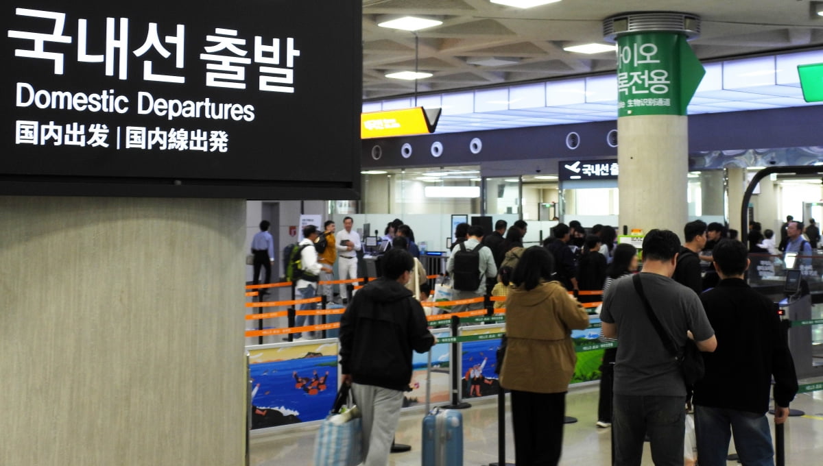 제주국제공항 3층 국내선 출발장이 관광객들로 북적이고 있다. 사진=뉴스1