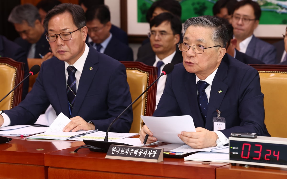 이한준 한국토지주택공사(LH) 사장(오른쪽)이 10일 오전 서울 여의도 국회 국토교통위원회에서 열린 한국토지주택공사 등에 대한 국정감사에서 질의에 답변하고 있다. 사진=뉴스1